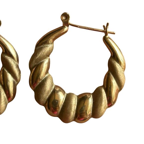 Vintage Textured Hoop Earrings 14k Yellow Gold stamped 1.8g - Picture 2 of 5